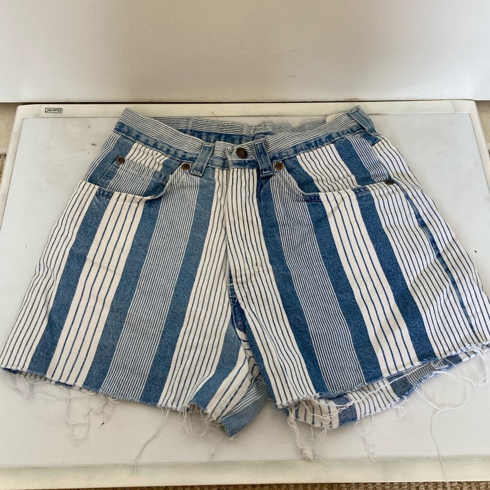 VINTAGE 90s STRIPED HIGH RISE SHORTS